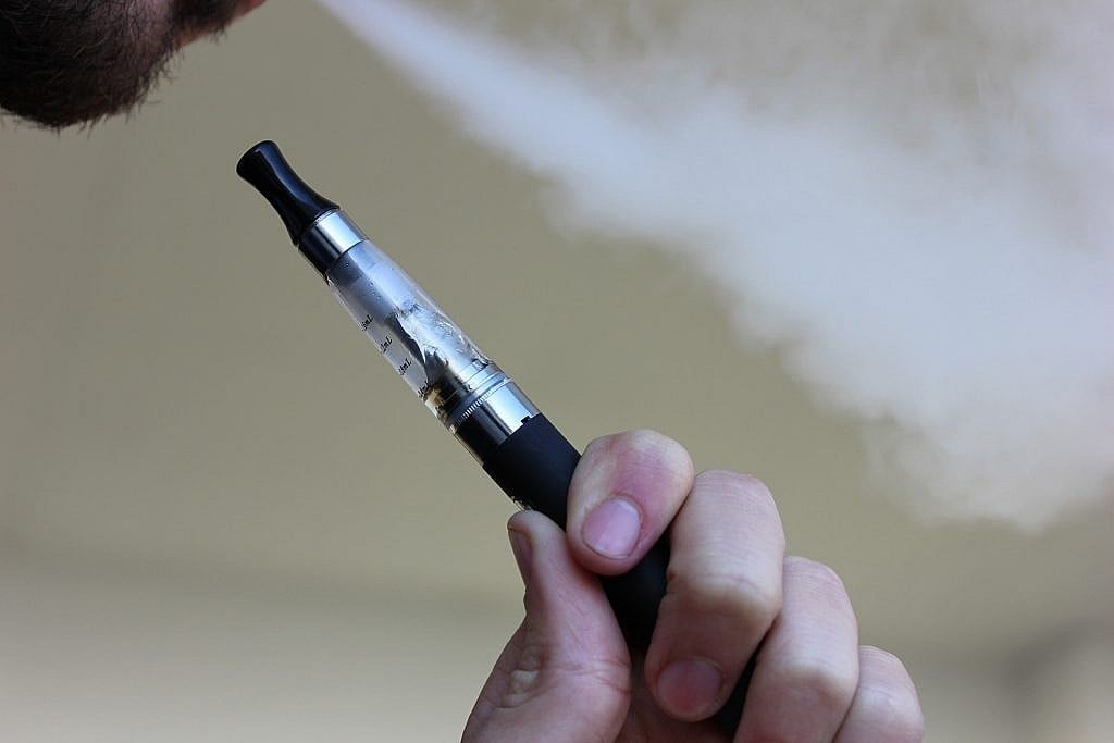 E-Zigarette Dampf tritt aus Mund aus