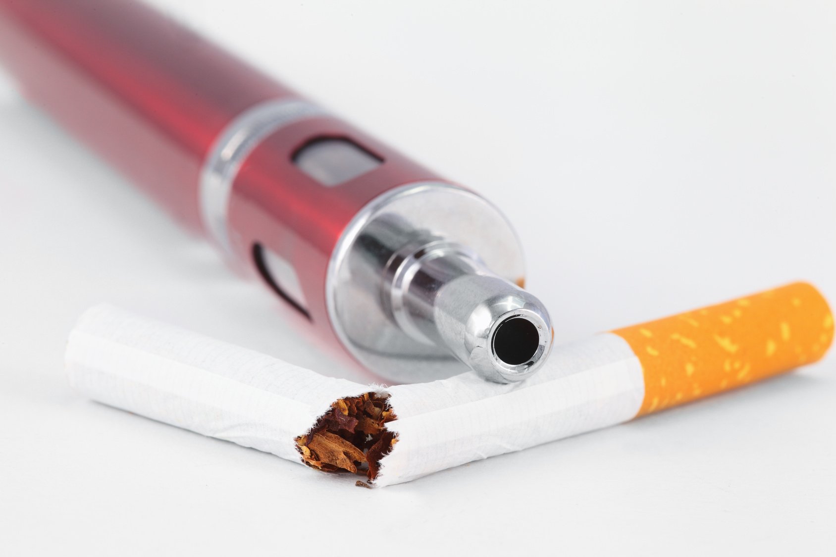 e-Zigarette und zerbrochene Tabakzigarette