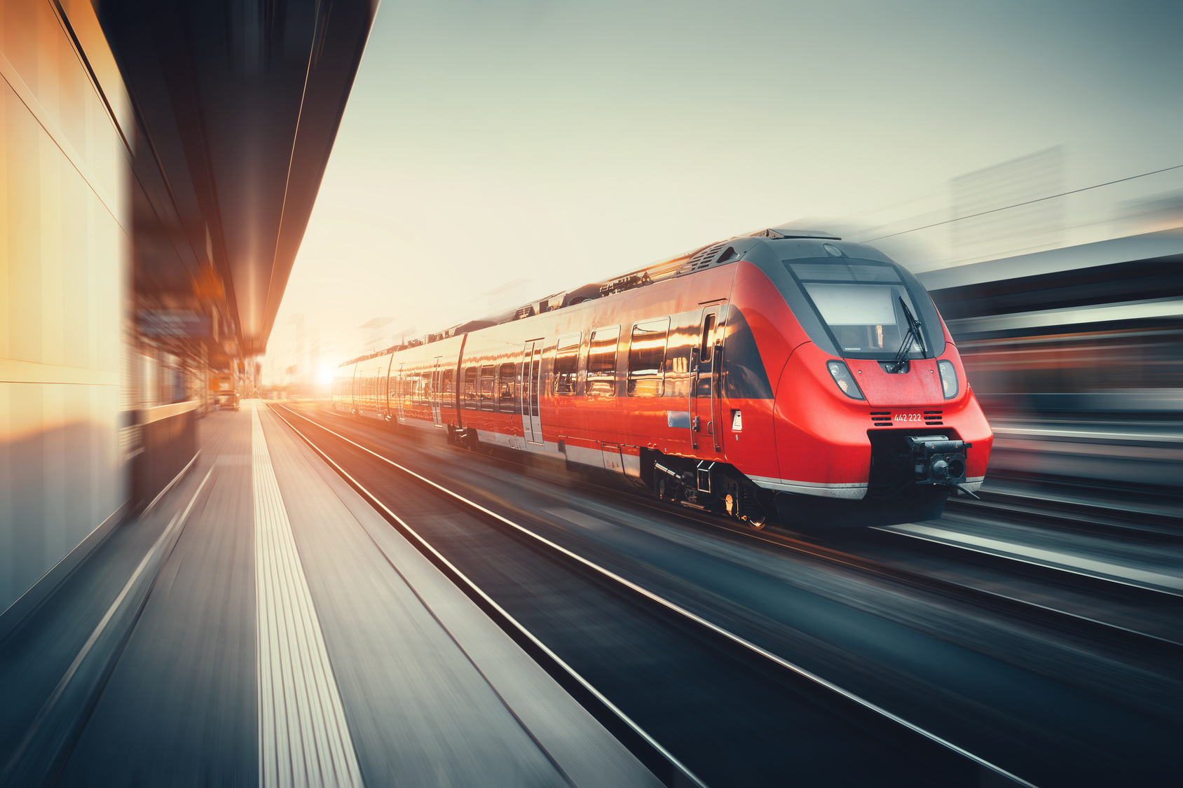 Bahn im Bahnhof - Sinnbild